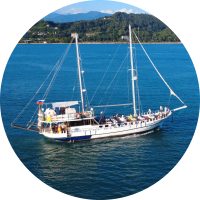 Современная и комфортабельная яхта для прогулок в Сухуме